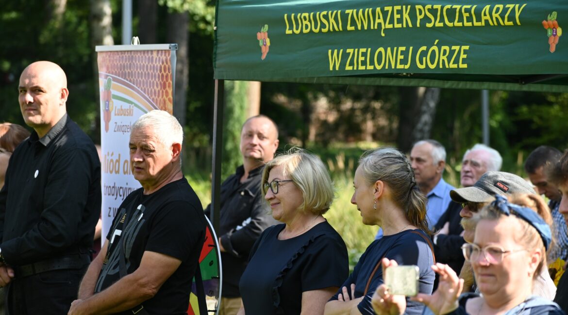 Małgorzata Gośniowska-Kola oraz pszczelarze