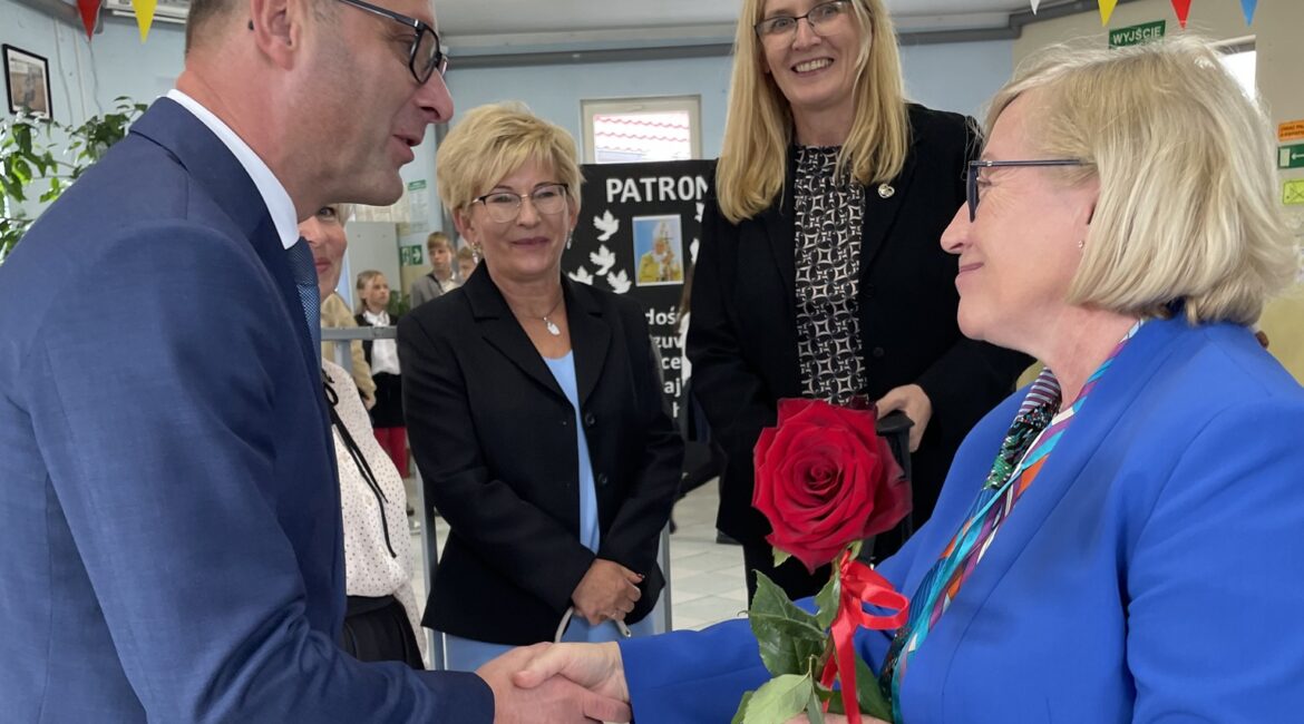 Małgorzata Gośniowska Kola witana w szkole w Miodnicy