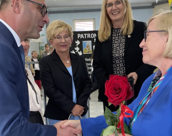 Małgorzata Gośniowska Kola witana w szkole w Miodnicy