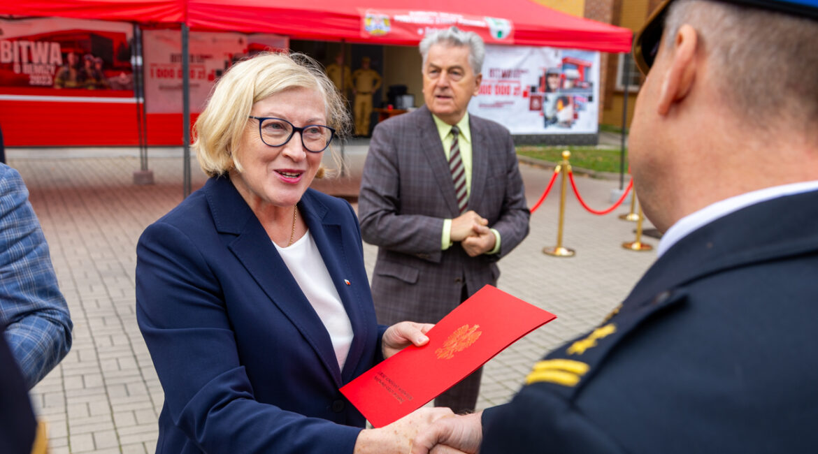 Małgorzata Gośniowska-Kola podczas przekazania sprzętu dla strażaków