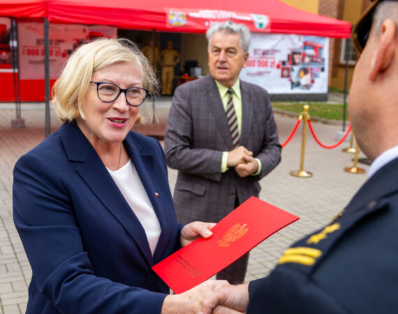 Małgorzata Gośniowska-Kola podczas przekazania sprzętu dla strażaków