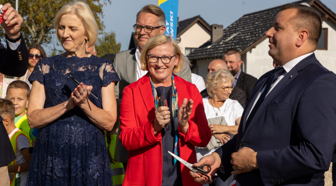 Małgorzata Gośniowska-Kola na otwarciu drogi w Szlichtyngowej