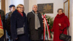 Małgorzata Gośniowska-Kola przy tablicy upamiętniającej zbrodnie w Hucie Pieniackiej