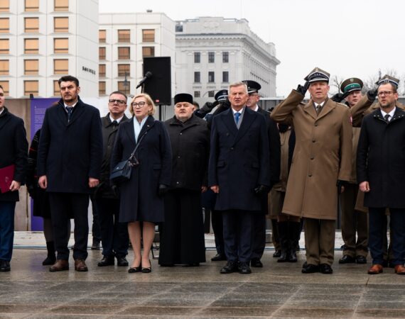 Małgorzata Gośniowska-Kola podczas ochodów upamiętniająchych zagładę Huty Pieniackiej