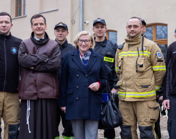 Małgorzata Gośniowska-Kola na budowie ośrodka OIKOS